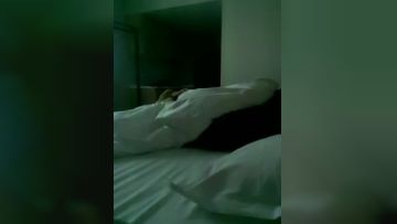 沐子在探花_白裙飘飘虽然灯光暗，一眼看清是美女，胖大叔有福了，使劲蹂躏玩弄