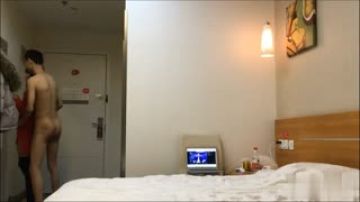 [国产精选!] 呆哥 少女还在跟妈妈聊天 男友的肉棒已经蠢蠢欲动了 最后被操到哭惹. .. . ...