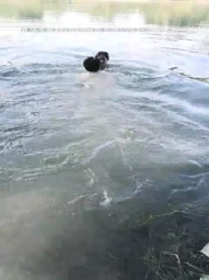 户外露出啪啪专家【勇猛探花户外】两猛男携极品骚女河里激情3P水战 从水里干到岸边 这么玩真刺激 (2)