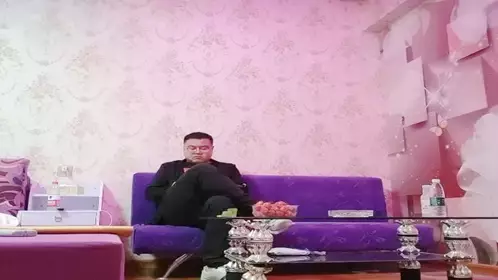 【探花小新】新晋探花精彩首场大胸小姐姐沙发掰腿抠...