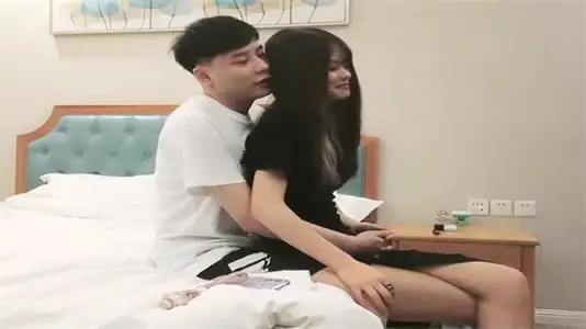 绿帽白嫖约炮：甜美良家黑裙嫩妹，笑容勾魂诱惑无限